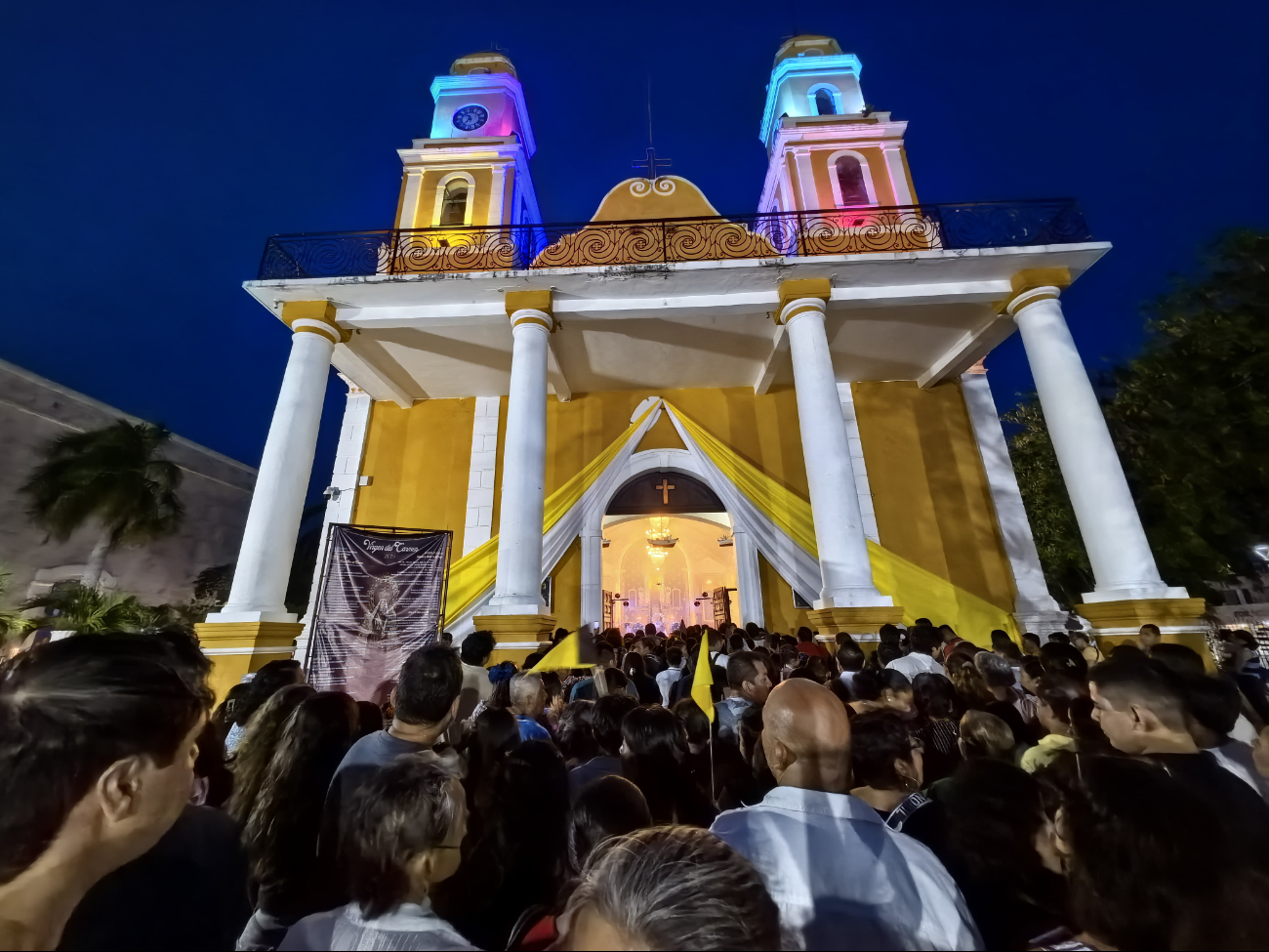 El santuario lució lleno de fieles durante la solemne bajada, acompañada del rezo del Santo Rosario. El santuario lució lleno de fieles durante la solemne bajada, acompañada del rezo del Santo Rosario.