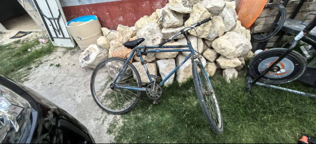 El vehículo estaba estacionado frente a una obra; la bicicleta era de un albañil.