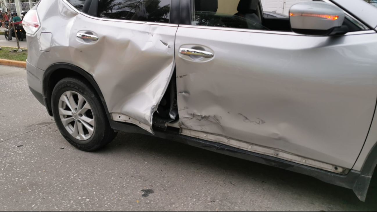La camioneta recibió el impacto de la motocicleta en un costado. La camioneta recibió el impacto de la motocicleta en un costado.