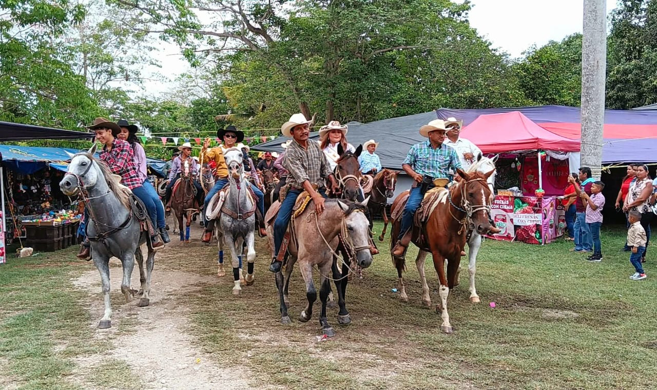 Simultáneamente, se celebró una cabalgata con jinetes desde el centro de Palizada. Simultáneamente, se celebró una cabalgata con jinetes desde el centro de Palizada.