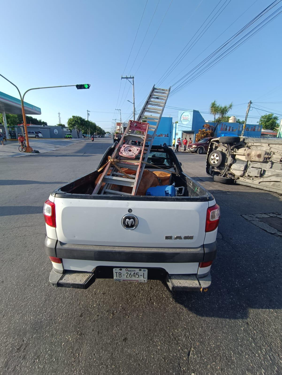 Uno de los involucrados no respetó la luz roja del semáforo, causando el accidente en Cancún Uno de los involucrados no respetó la luz roja del semáforo, causando el accidente en Cancún