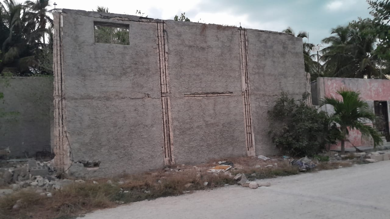Alertan en Isla Arena por pared a punto de colapsar; vecinos exigen su demolición