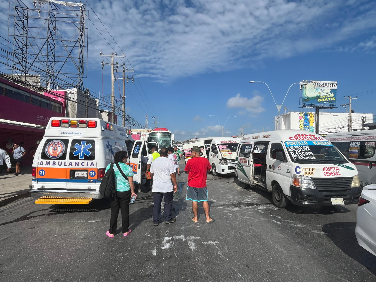 Ambulancias arribaron al lugar para atender a los lesionados Ambulancias arribaron al lugar para atender a los lesionados