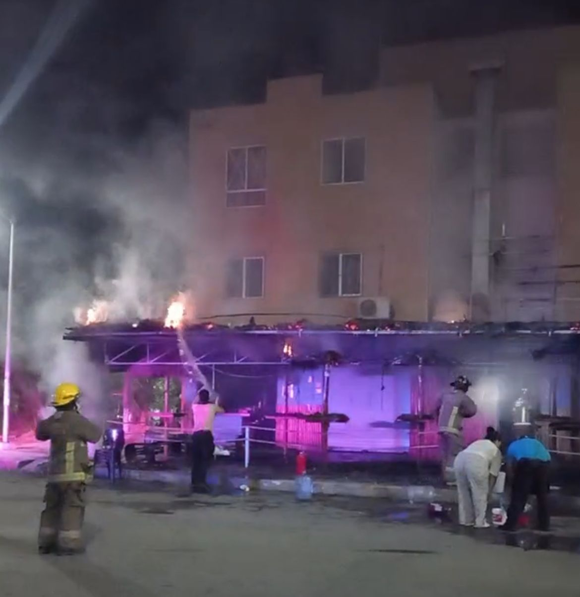 Durante la madrugada se reportó el siniestro, el cual movilizó a vecinos de la zona quienes intentaron apagar las llamas