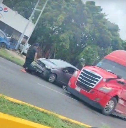 El auto particular se llevó la peor parte en el choque contra el tractocamión. El auto particular se llevó la peor parte en el choque contra el tractocamión.