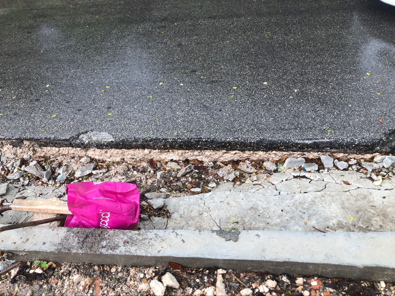 El bache al cubrirse con agua por la temporada de lluvias, es un peligro para los conudctores