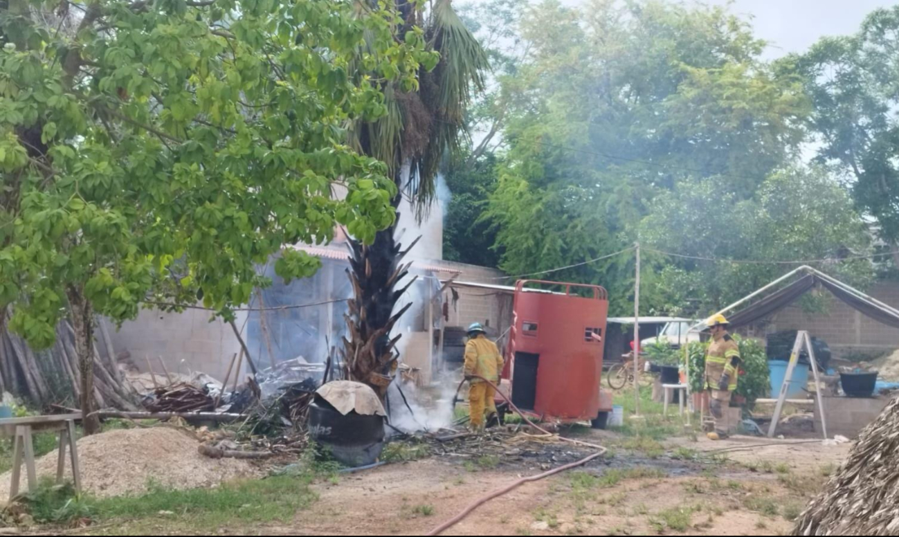El cuerpo de bomberos lograron apagar con éxito el fuego El cuerpo de bomberos lograron apagar con éxito el fuego