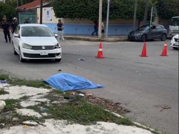 El motociclista no se percató del disco de alto debido a que se encuentra cubierto por la vegetación