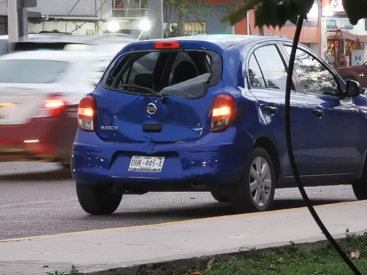 El Nissan March azul quedó muy daño de la cajuela y sin medallón. El Nissan March azul quedó muy daño de la cajuela y sin medallón.
