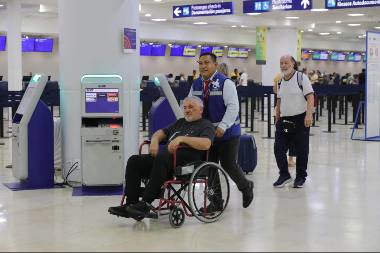El personal del aeropuerto de Cancún lo ayudo a trasladarse por el lugar con una silla de ruedas El personal del aeropuerto de Cancún lo ayudo a trasladarse por el lugar con una silla de ruedas