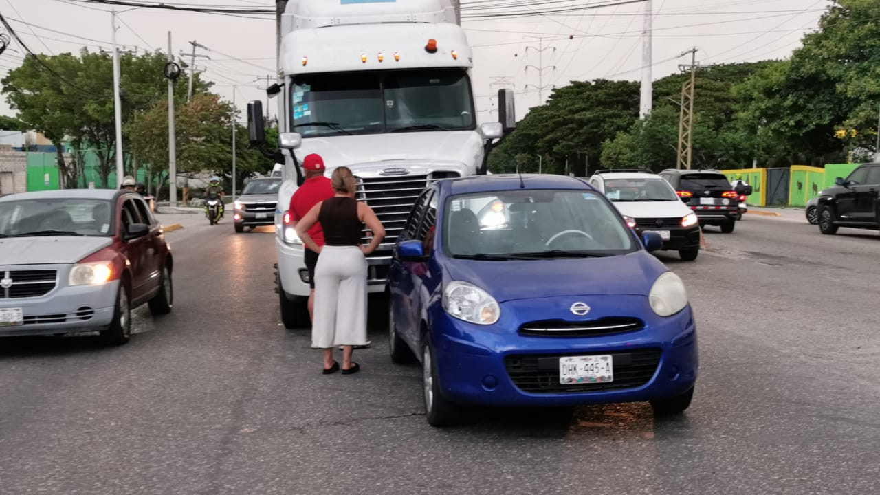 El tráiler impactó por detrás al auto compacto, que sufrió daños materiales. El tráiler impactó por detrás al auto compacto, que sufrió daños materiales.