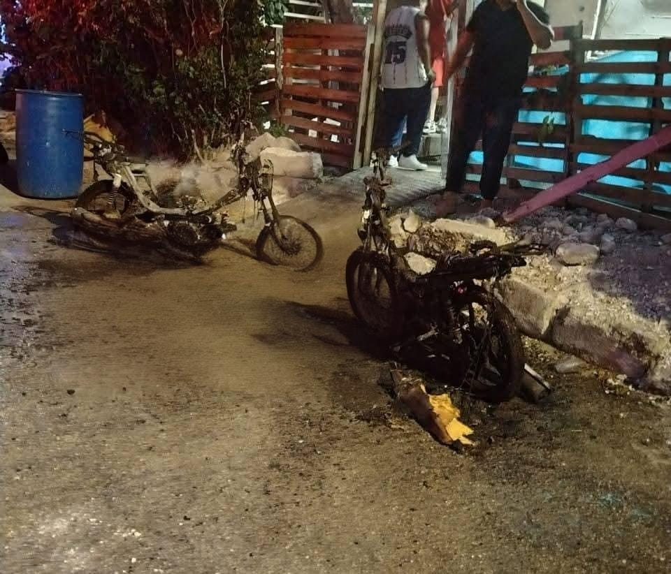 En el segundo ataque dos motocicletas terminaron completamente calcinadas En el segundo ataque dos motocicletas terminaron completamente calcinadas