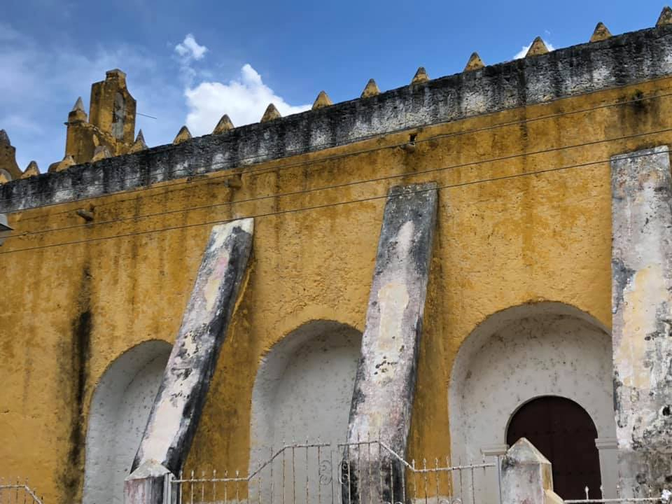 Parroquia de Tepakán, en completo descuido; enfrenta humedad en las paredes y filtraciones de agua