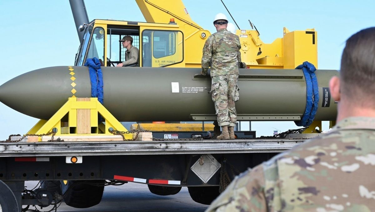 La GBU-57, conocida como la “rompebúnkeres”, tiene un peso de más de 13 toneladas y mide 6.6 metros de largo