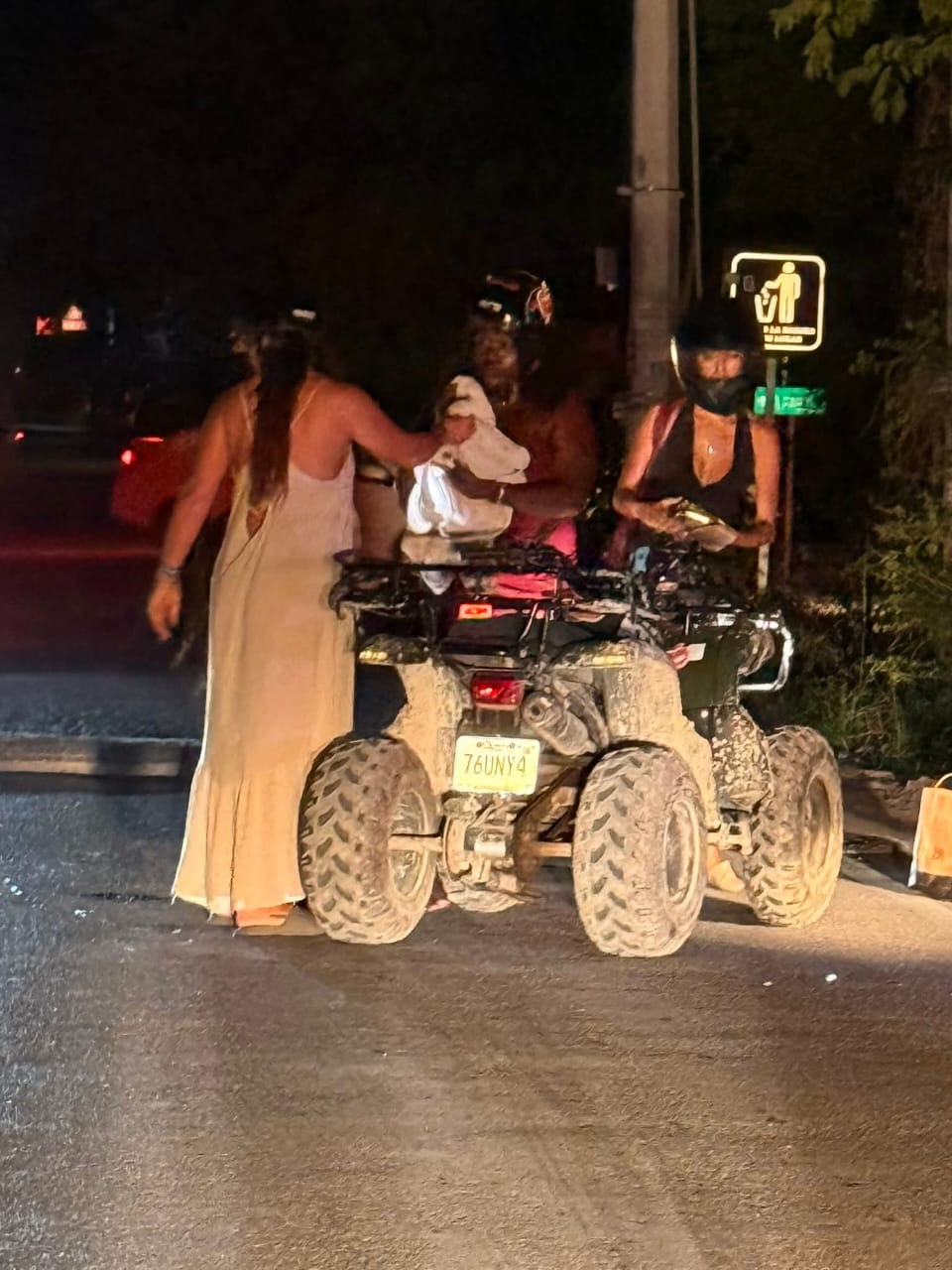 Testigos del accidente se acercaron a auxiliar a las mujeres, quienes sufrieron raspones, más no heridas graves Testigos del accidente se acercaron a auxiliar a las mujeres, quienes sufrieron raspones, más no heridas graves