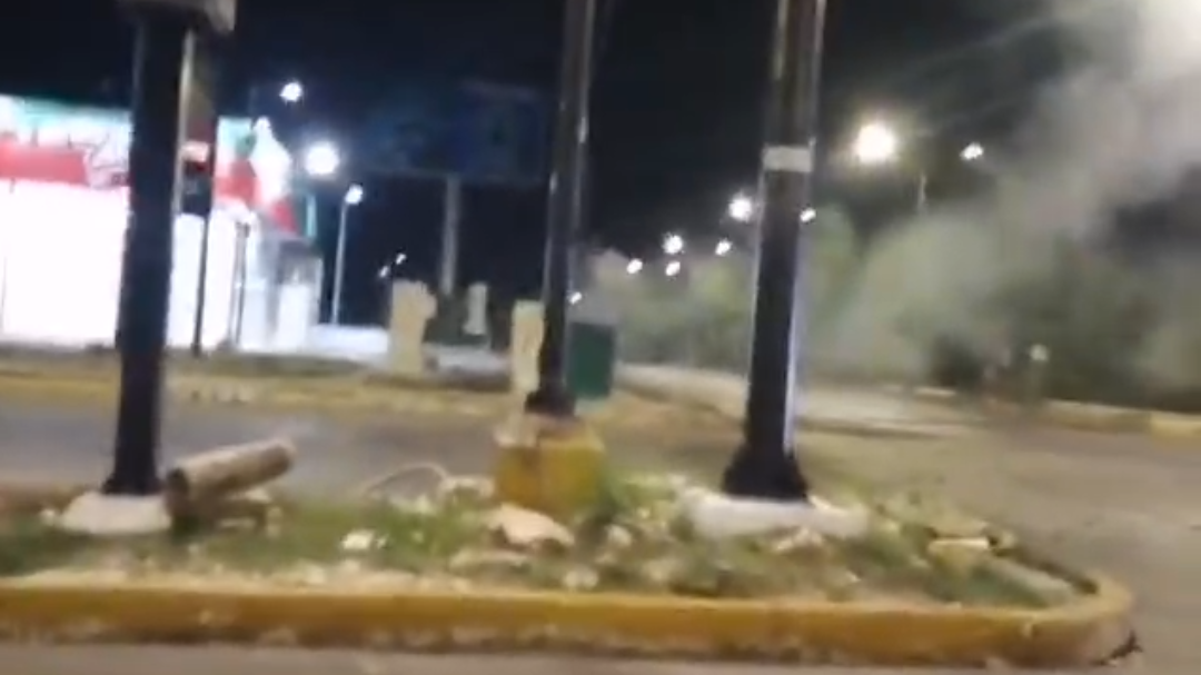 Transformador en avenida Lilis de Playa del Carmen se incendia y deja sin luz a habitantes Transformador en avenida Lilis de Playa del Carmen se incendia y deja sin luz a habitantes