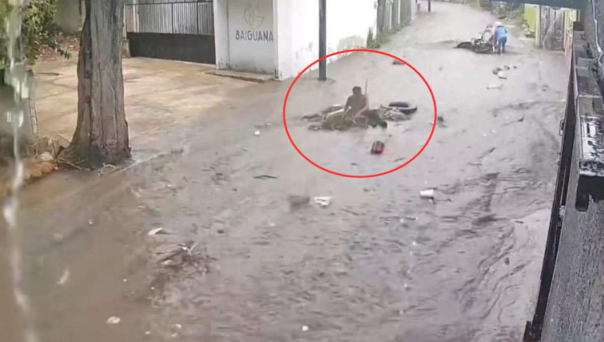 Un hombre en situación de calle surcó el agua montado en un sillón viejo Un hombre en situación de calle surcó el agua montado en un sillón viejo