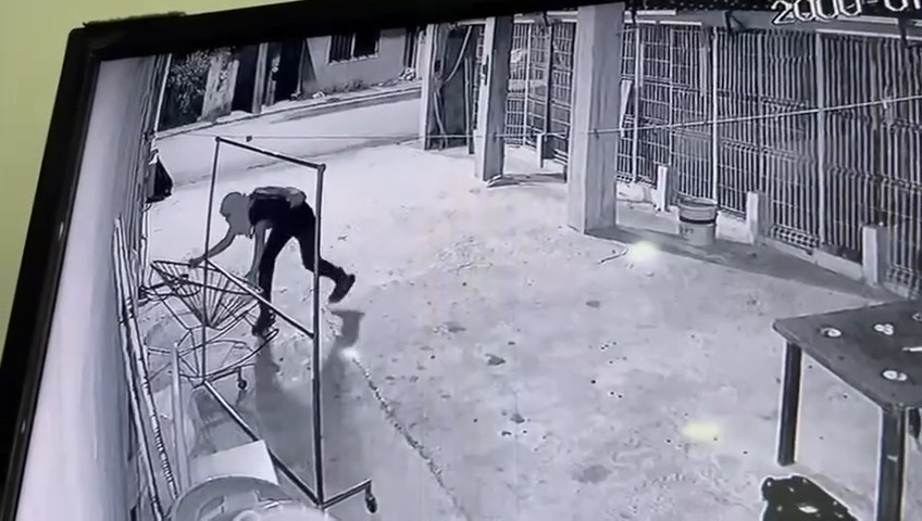 Un joven fue captado robando un sillón de una casa en la colonia Morelos de Escárcega.
