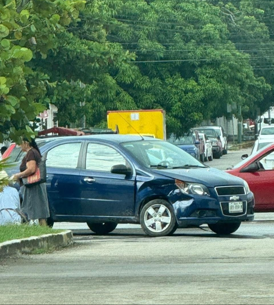 Un taxista impactó contra el conductor de un vehículo tipo Aveo color azul que circulaba con preferencia Un taxista impactó contra el conductor de un vehículo tipo Aveo color azul que circulaba con preferencia