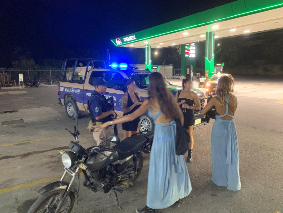 Con temor, se refugiaron en una tienda de conveniencia, y alertaron a una patrulla de policía que se encontraba cerca