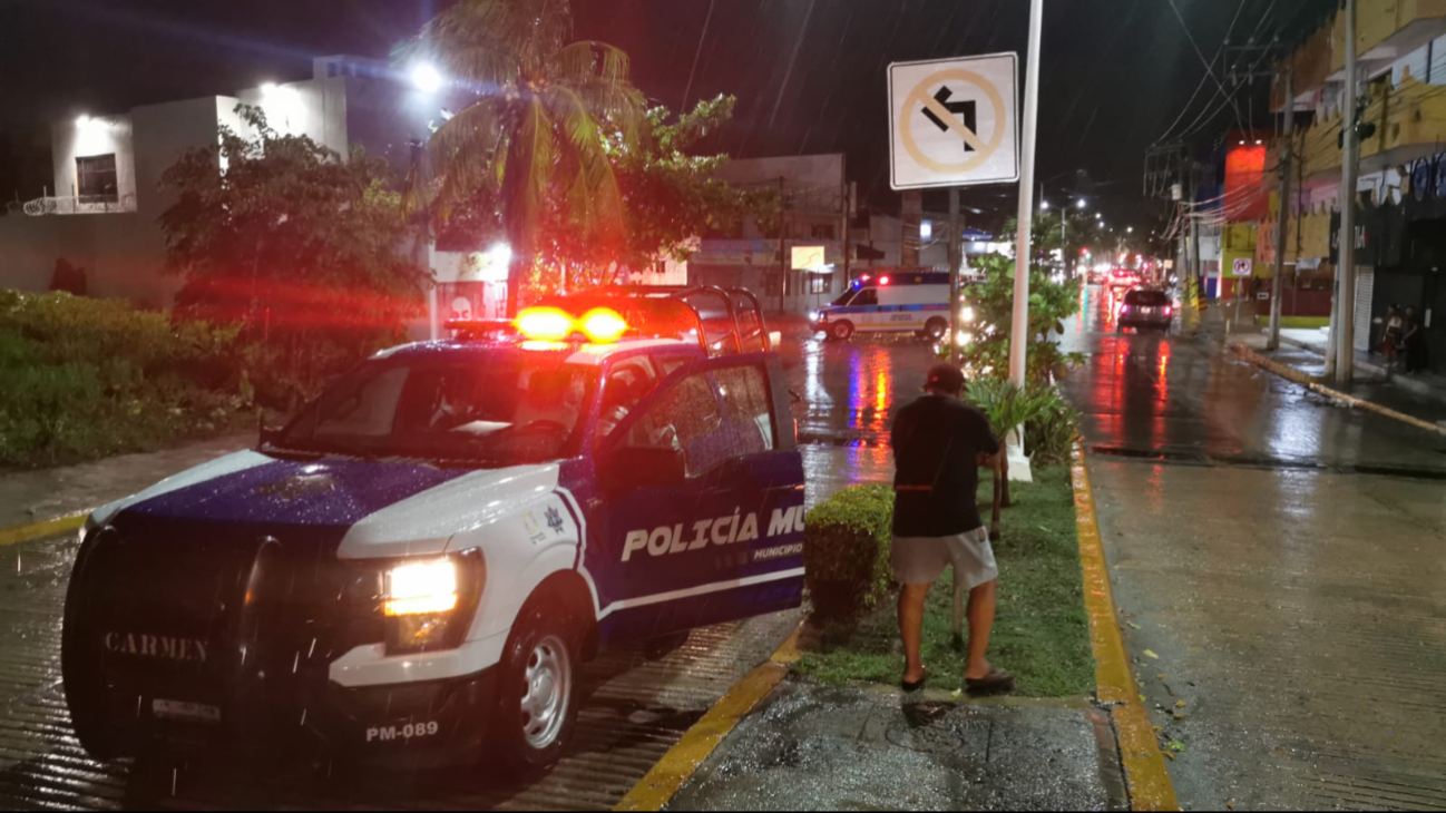 Elementos de la Policía Municipal y paramédicos atendieron el llamado de emergencia. Elementos de la Policía Municipal y paramédicos atendieron el llamado de emergencia.