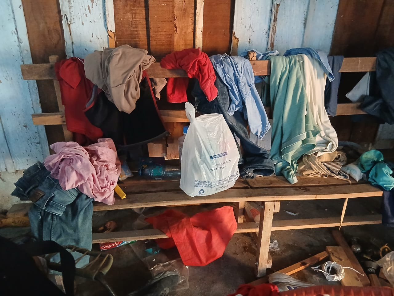 Los moradores se dieron cuenta del hecho al ver sus cosas desordenadas. Los moradores se dieron cuenta del hecho al ver sus cosas desordenadas.