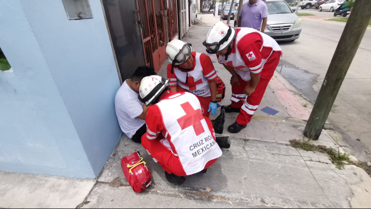 Los paramédicos de la Cruz Roja atendieron al joven en el lugar de los hechos. Los paramédicos de la Cruz Roja atendieron al joven en el lugar de los hechos.