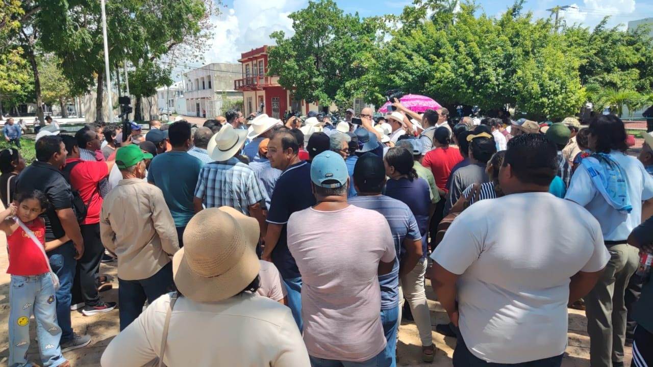 Más de 100 líderes cañeros se manifestaron a las afueras del Palacio de Gobierno.