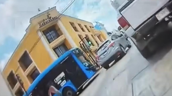 Una unidad de Va y Ven de la ruta aeropuerto ignoró el alto e impactó a una camioneta