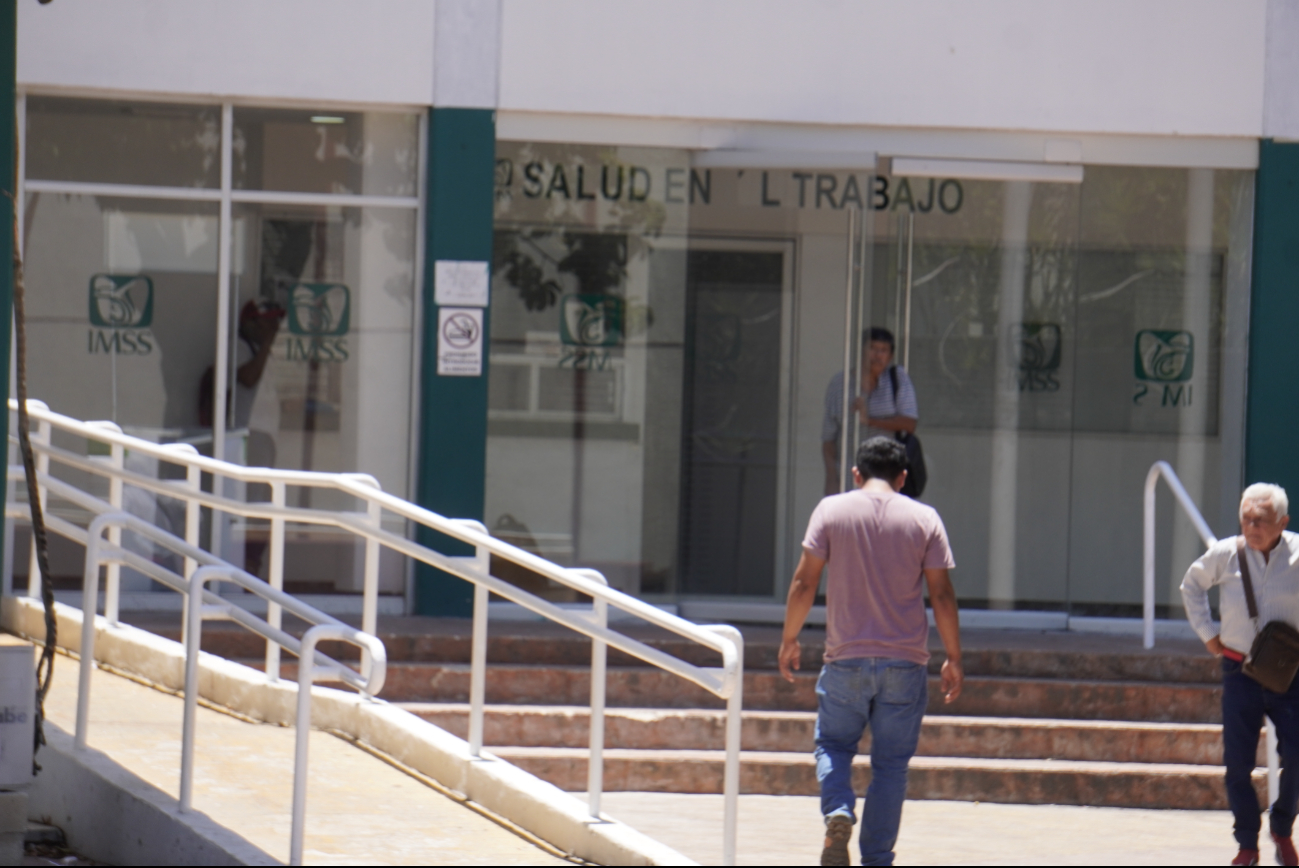 Denuncian violencia laboral contra residentes en hospital del IMSS