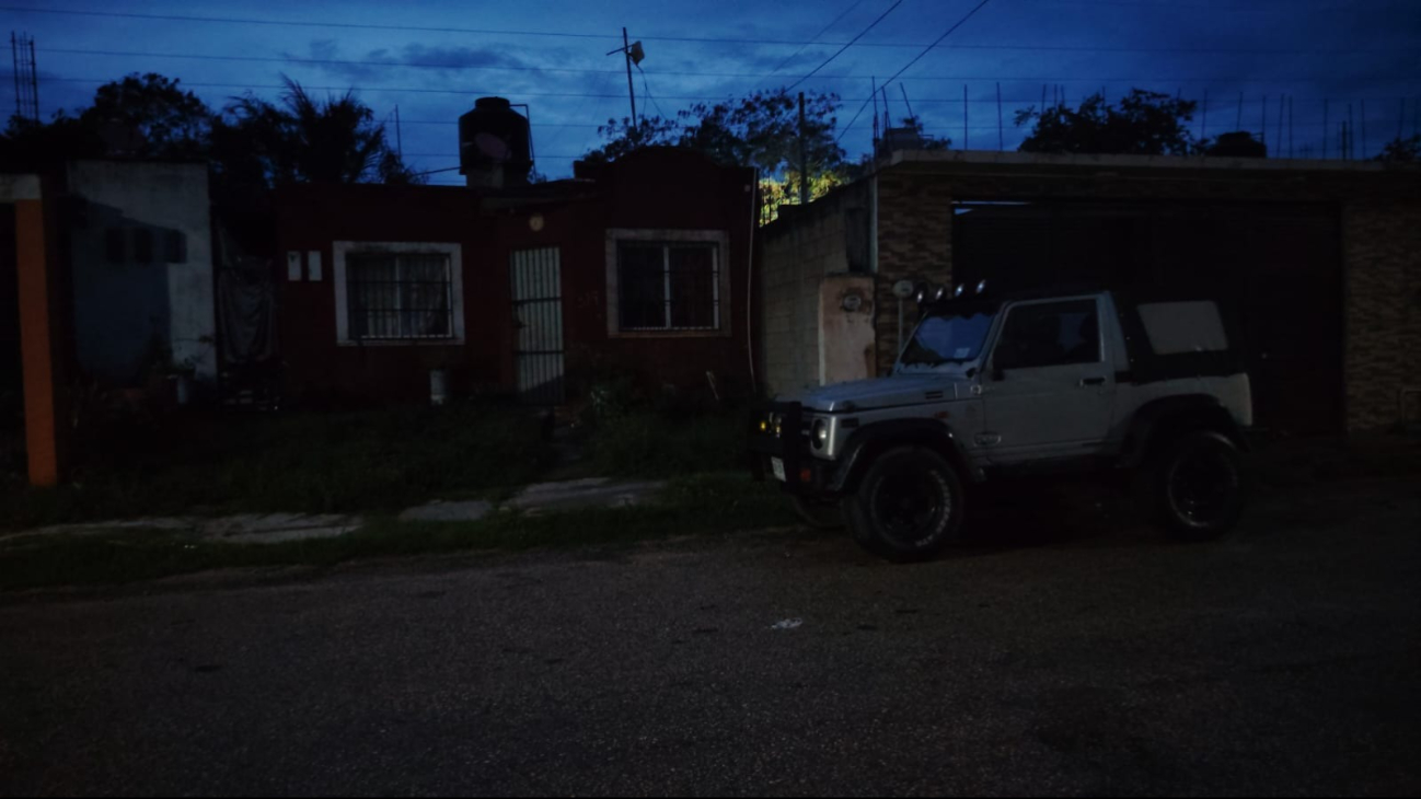 Las calles de la colonia lucen oscuras y los vecinos no pueden realizar sus actividades.