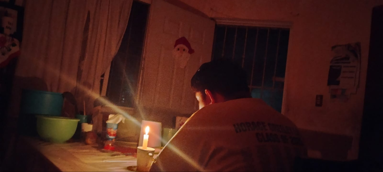 Los estudiantes tienen que hacer sus tareas con la luz de las velas. Los estudiantes tienen que hacer sus tareas con la luz de las velas.