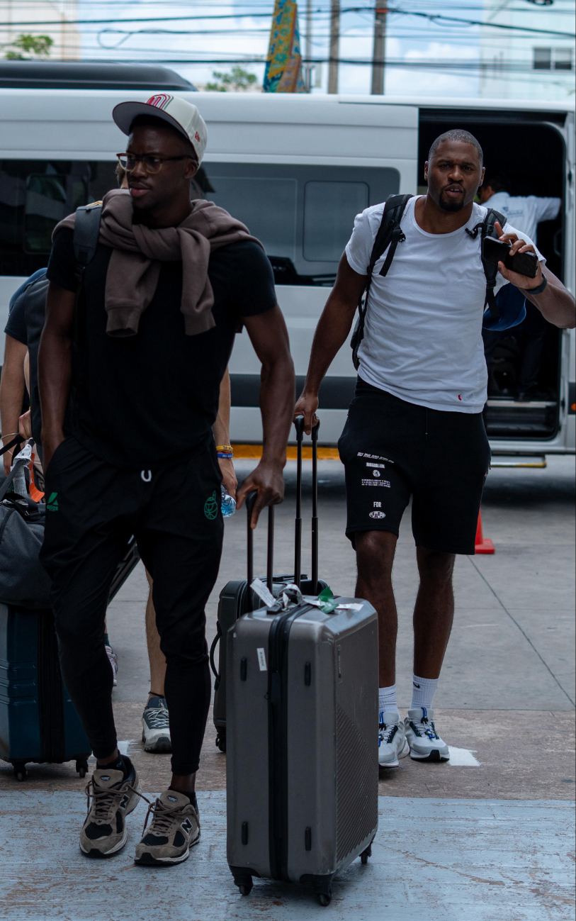 Los jugadores comenzaron a llegar desde las primeras horas del día. Los jugadores comenzaron a llegar desde las primeras horas del día.