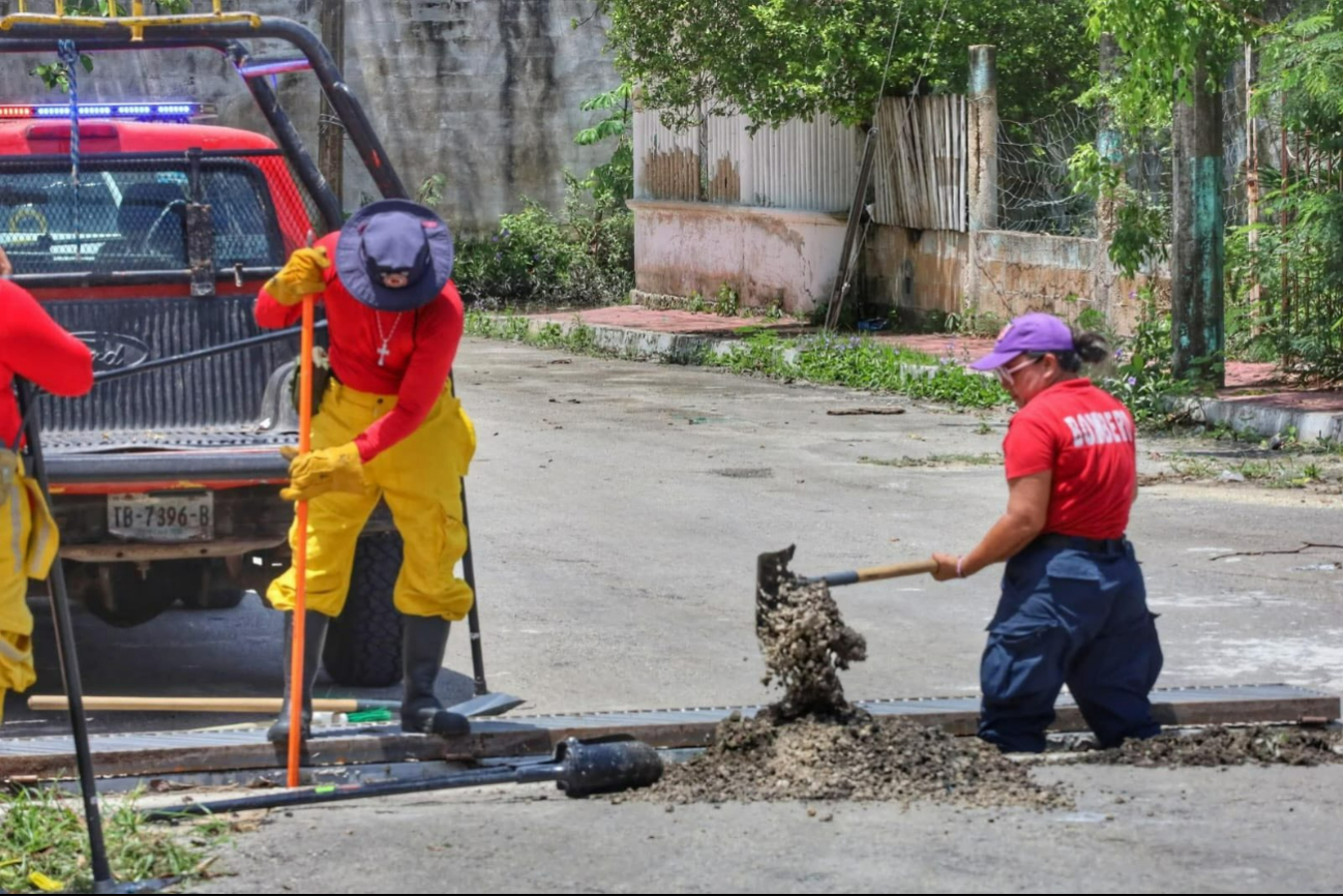 Personal del SEMAR y el ayuntamiento participaron en las tareas de limpieza Personal del SEMAR y el ayuntamiento participaron en las tareas de limpieza