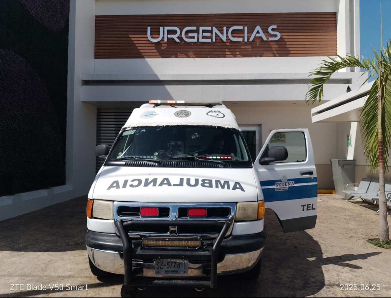 Una ambulancia trasladó a la mujer herida a una clínica particular.