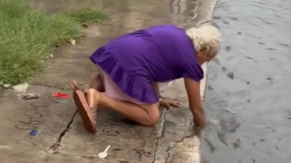 "No puede seguir así la situación": Abuelita limpia una alcantarilla en Umán para evitar que la calle se inunde 