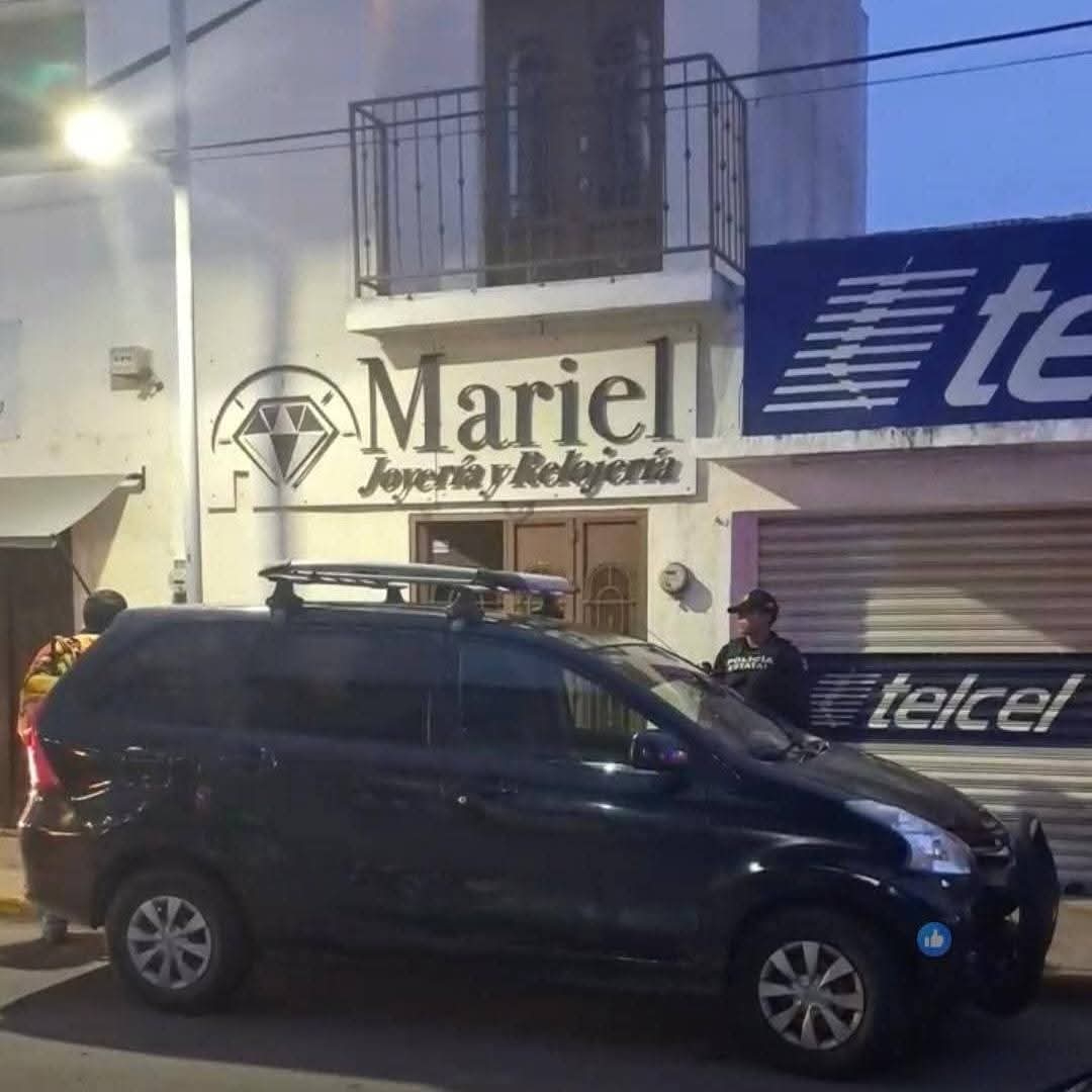 Hombres amenazan a los empleados de una joyería en Chemax con armas de fuego y rocían gasolina al local 
