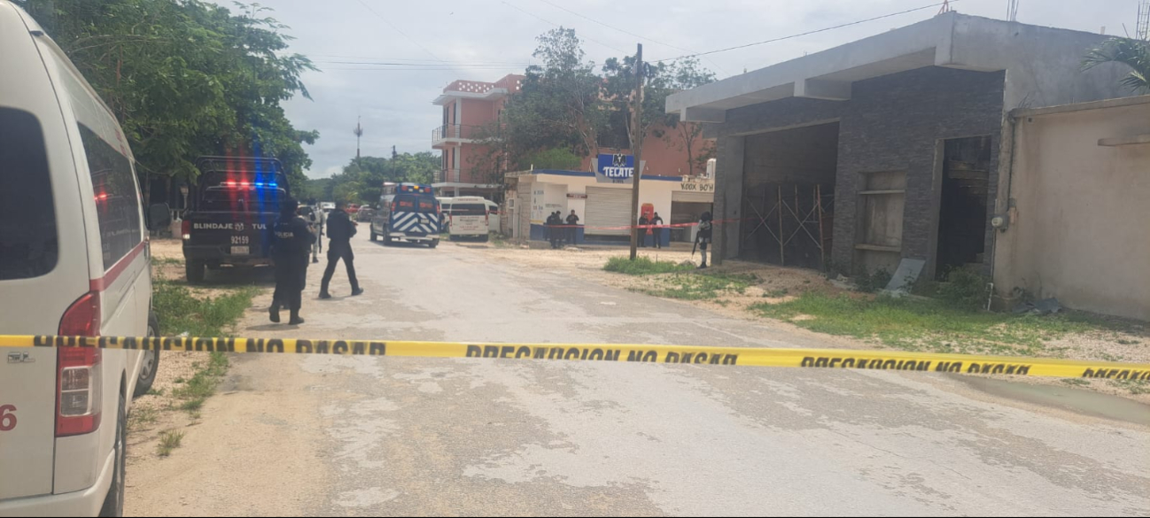 El cuerpo de la víctima terminó en el suelo, dentro de un establecimiento, mientras que los responsables huyeron de la escena El cuerpo de la víctima terminó en el suelo, dentro de un establecimiento, mientras que los responsables huyeron de la escena