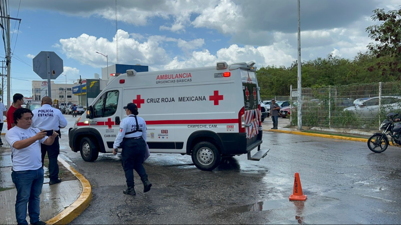 El motociclista fue atendido por paramédicos; solo presentó raspones. El motociclista fue atendido por paramédicos; solo presentó raspones.