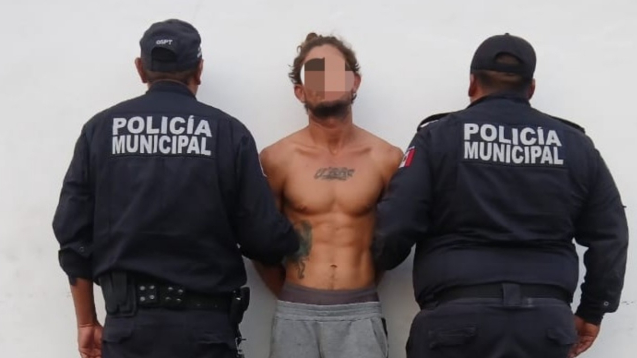 El posible implicado habría roto la ventana de un vehículo para sustraer diversos objetos