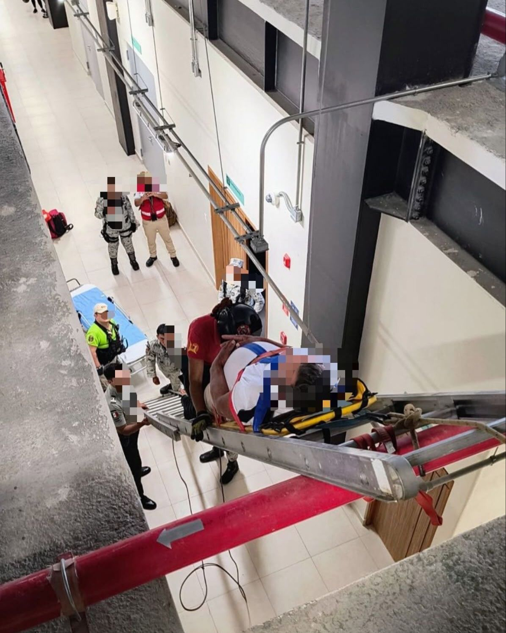 El trabajador lesionado fue bajado por la unidad de rescate de los bomberos. El trabajador lesionado fue bajado por la unidad de rescate de los bomberos.