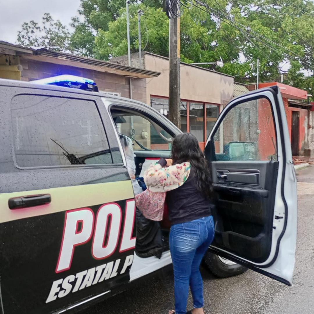 Elementos de la Policía Estatal ayudaron a la familia en apuros. Elementos de la Policía Estatal ayudaron a la familia en apuros.