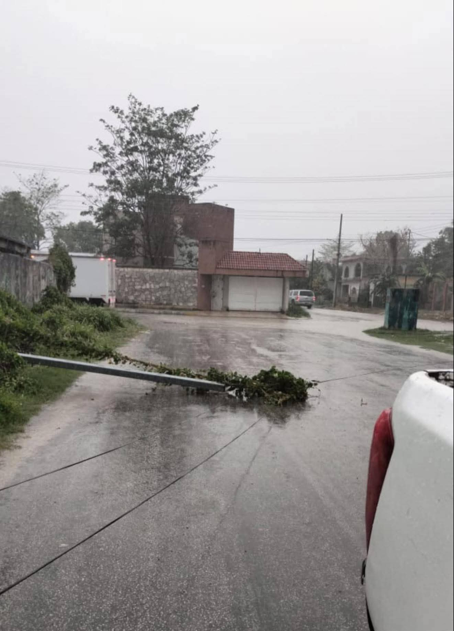 Fuerte lluvia con viento provocó la caída de un poste de TELMEX en Escárcega.
