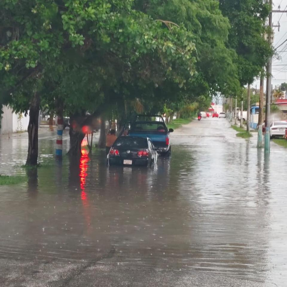Rescatan a una familia atrapada en zona inundada de la ciudad de Chetumal