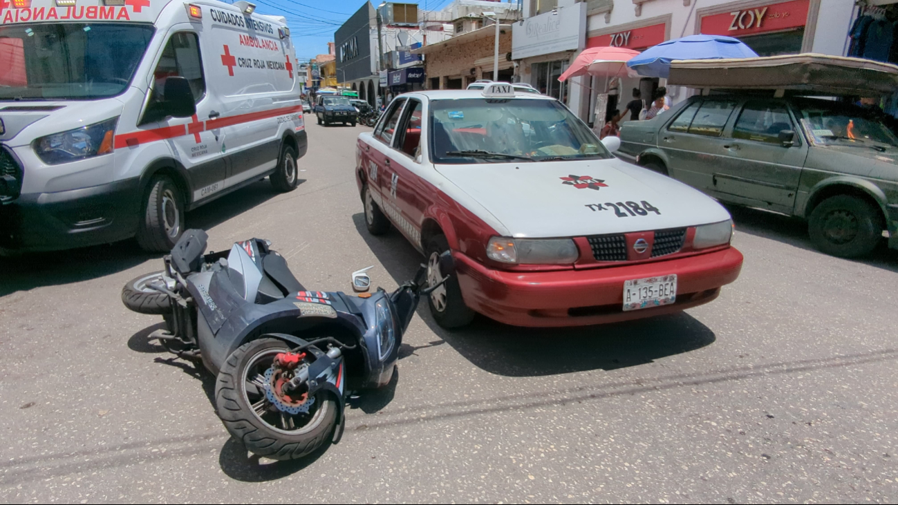 Percance en el primer cuadro de Campeche involucra motoneta y taxi