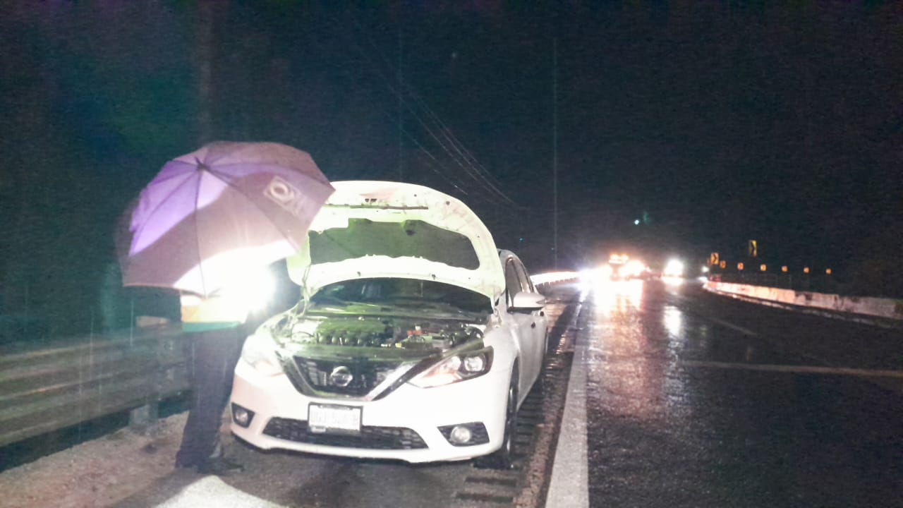 Piedra desprendida por lluvias provoca accidente múltiple en la Curva del Diablo Piedra desprendida por lluvias provoca accidente múltiple en la Curva del Diablo