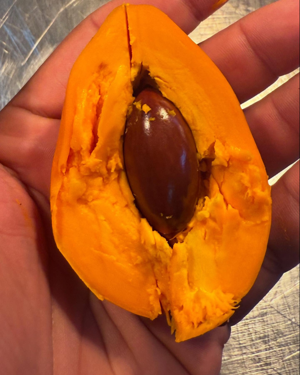 Su fruto tiene un sabor dulce y pulpa amarilla; se consume fresco o en postres y bebidas típicas. Su fruto tiene un sabor dulce y pulpa amarilla; se consume fresco o en postres y bebidas típicas.
