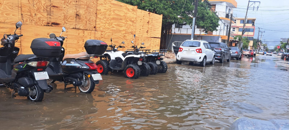 La lluvia duro poco más de una hora, causando acumulación de agua en las calles La lluvia duro poco más de una hora, causando acumulación de agua en las calles