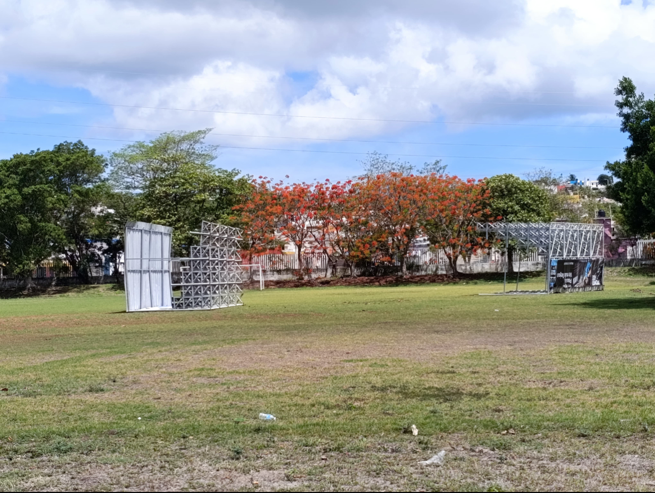 Lluvias y fuertes vientos voltean bancas en unidad deportiva de Ciudad Concordia en Campeche