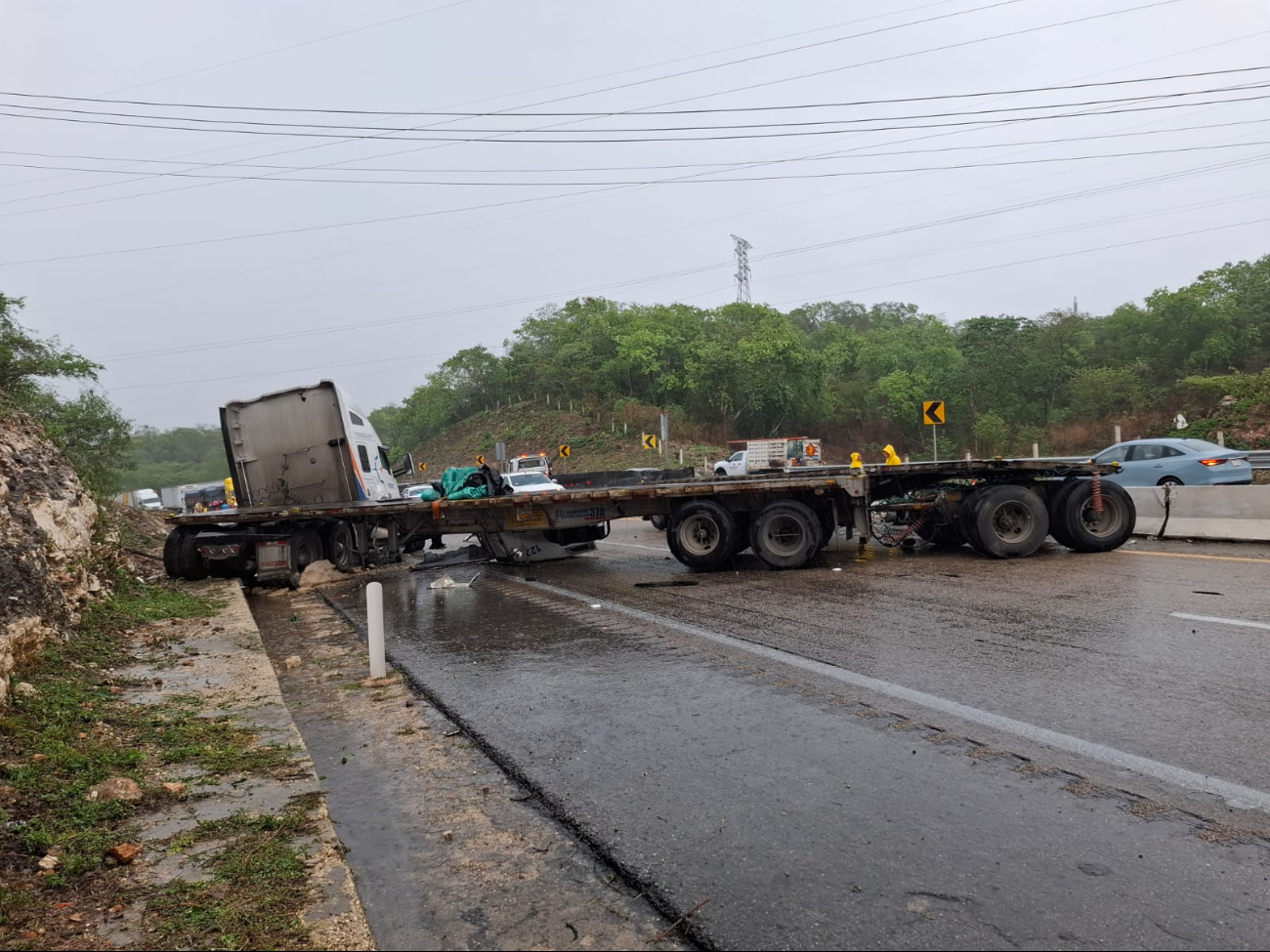 El accidente ocurrió cerca de las 4 de la tarde y generó una fila de autos de más de un kilómetro. El accidente ocurrió cerca de las 4 de la tarde y generó una fila de autos de más de un kilómetro.